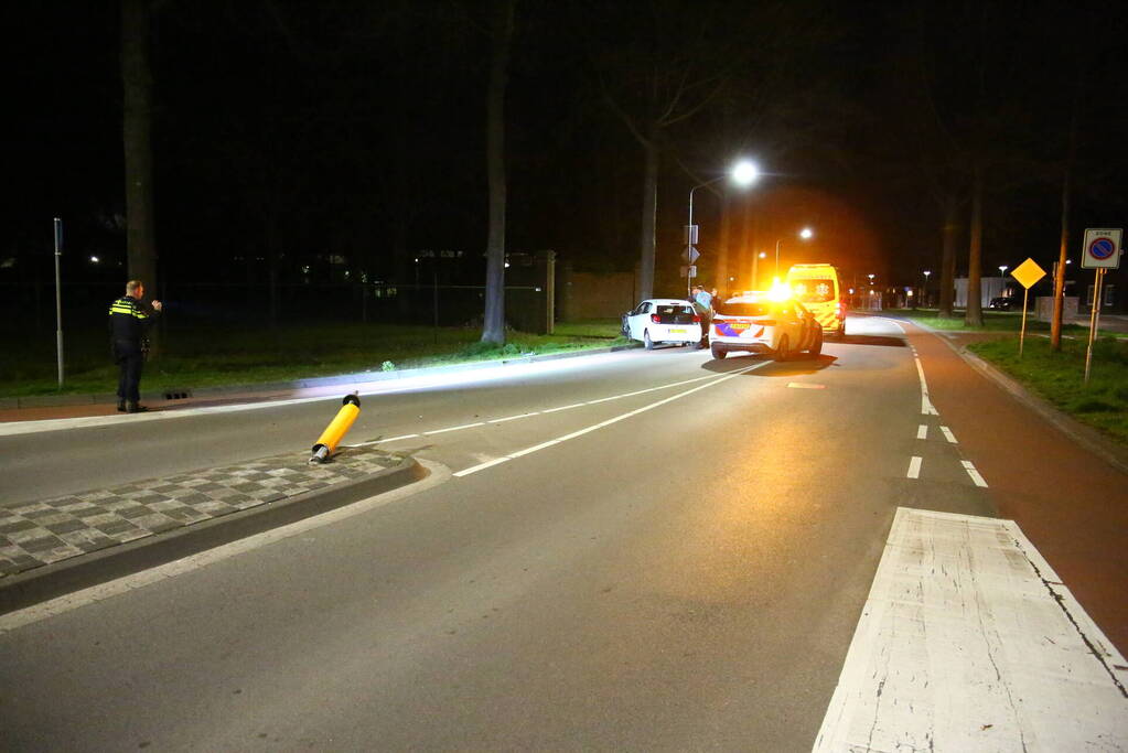 Automobilist eindigt tegen boom