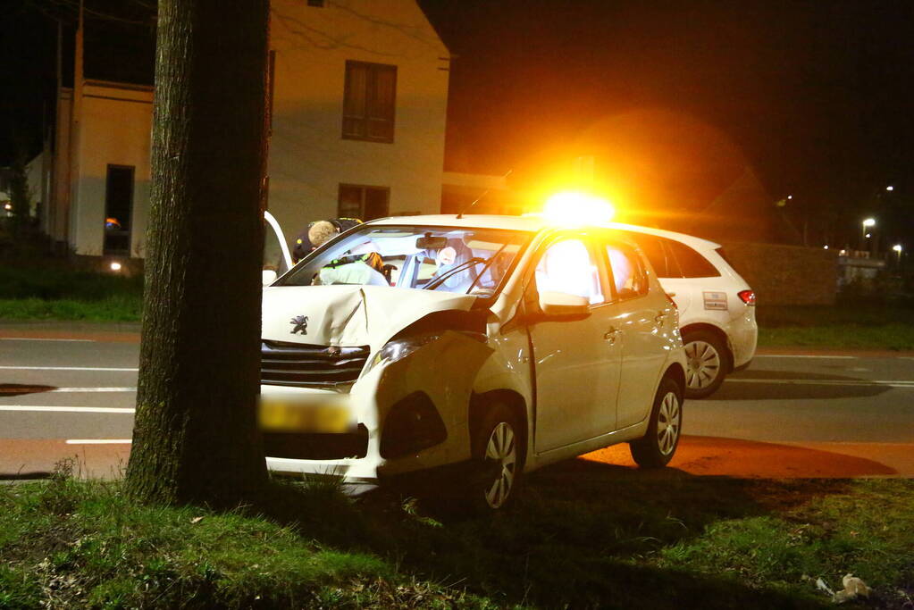 Automobilist eindigt tegen boom