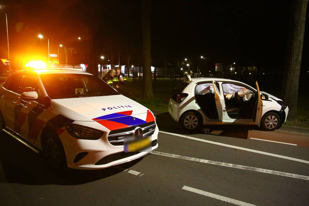 Automobilist eindigt tegen boom