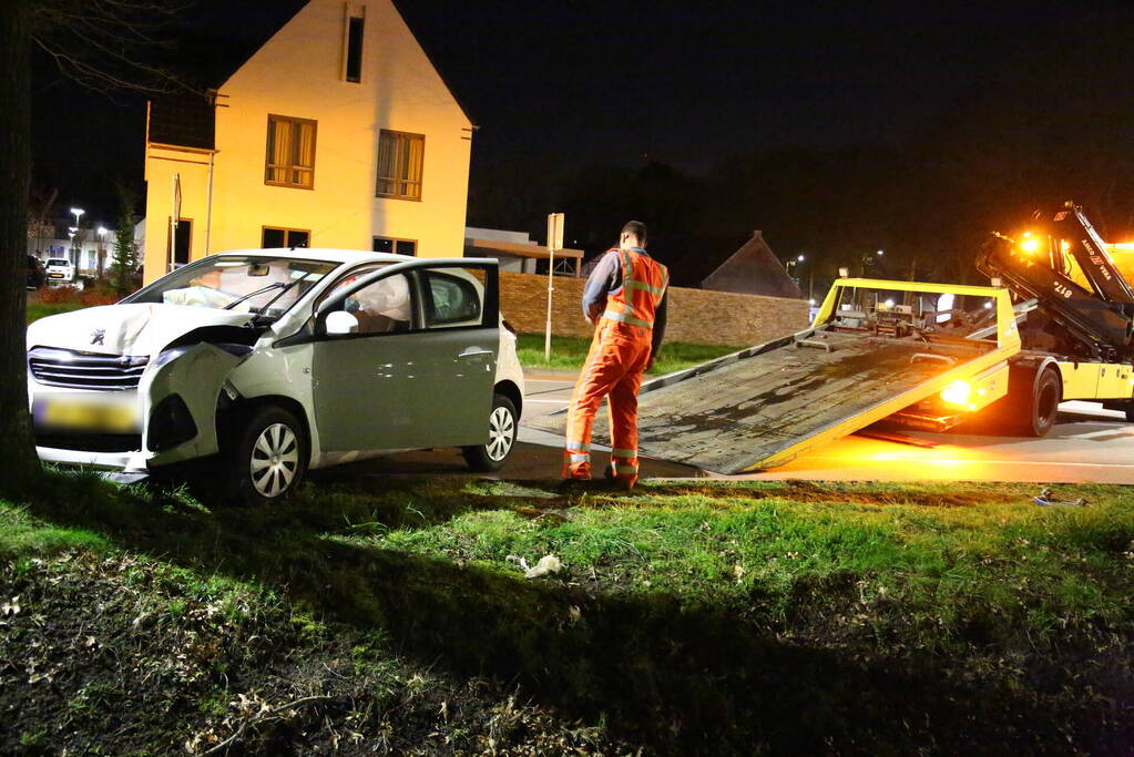 Automobilist eindigt tegen boom