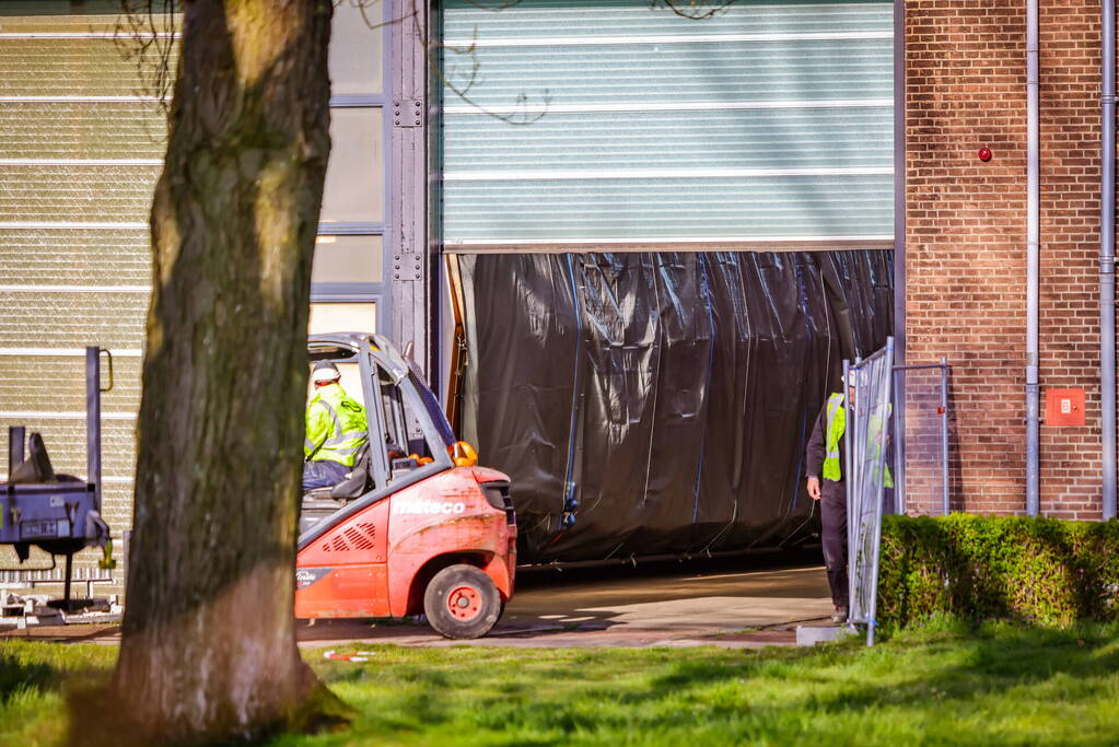 Gecrashte trein aangekomen op NS werkplaats