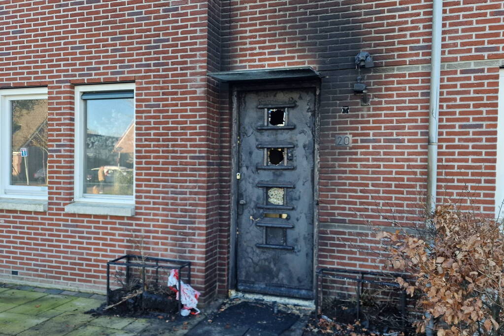 Brandbom veroorzaakt brand bij voordeur