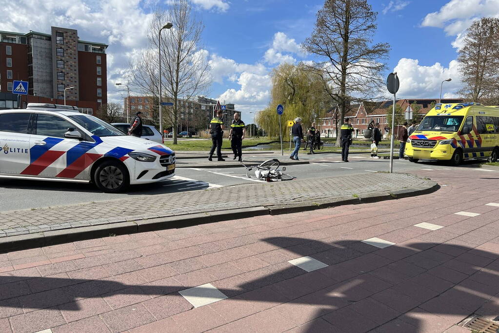 Overstekende fietser ziet auto over het hoofd