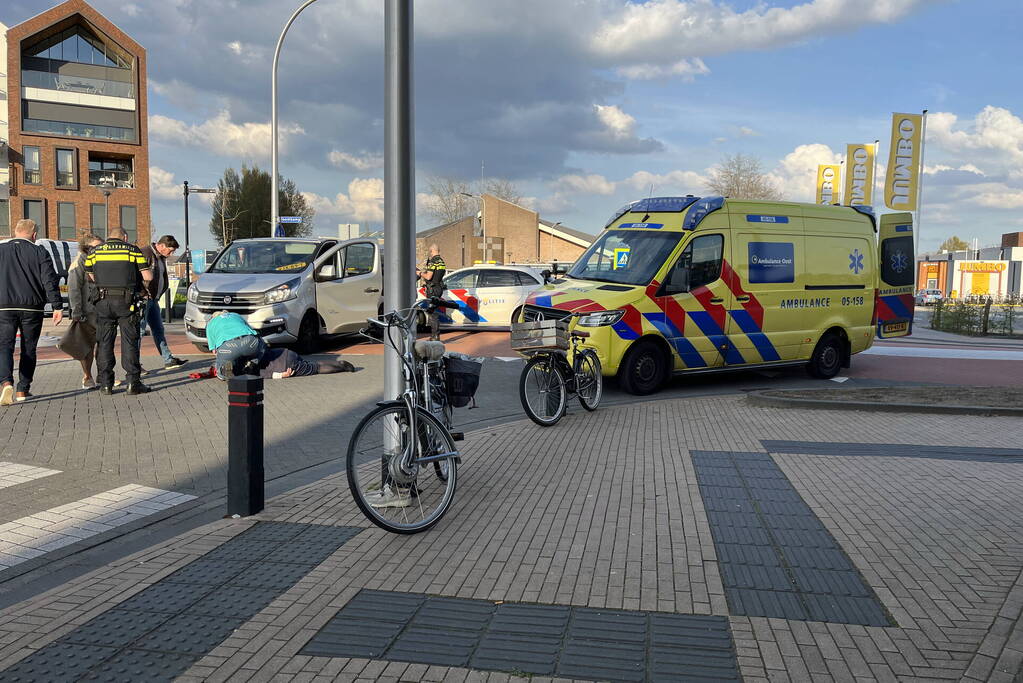 Fietsster gewond bij botsing met bestelbus