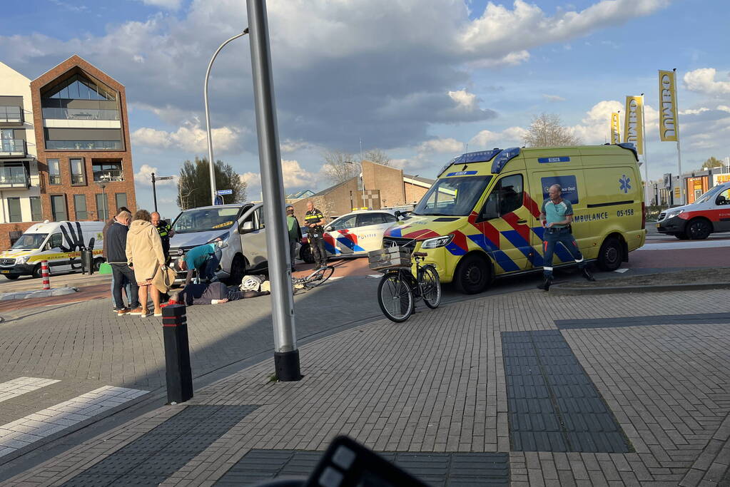 Fietsster gewond bij botsing met bestelbus
