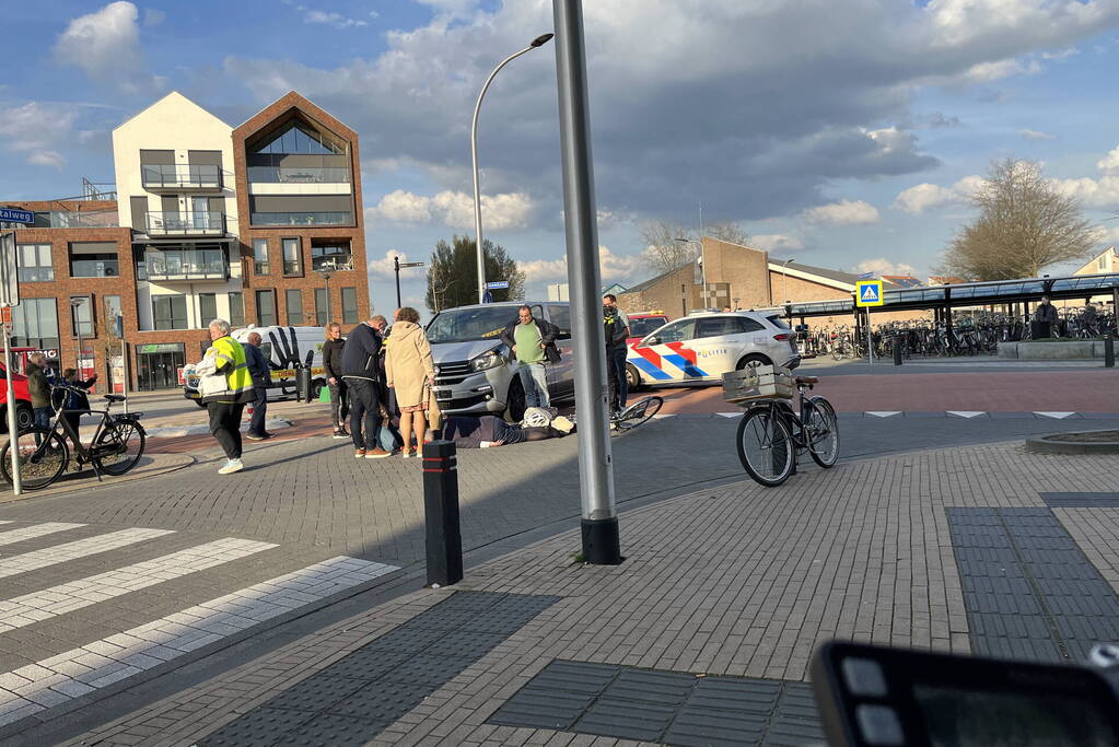 Fietsster gewond bij botsing met bestelbus