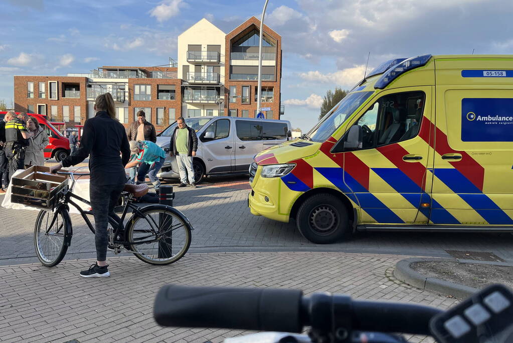 Fietsster gewond bij botsing met bestelbus