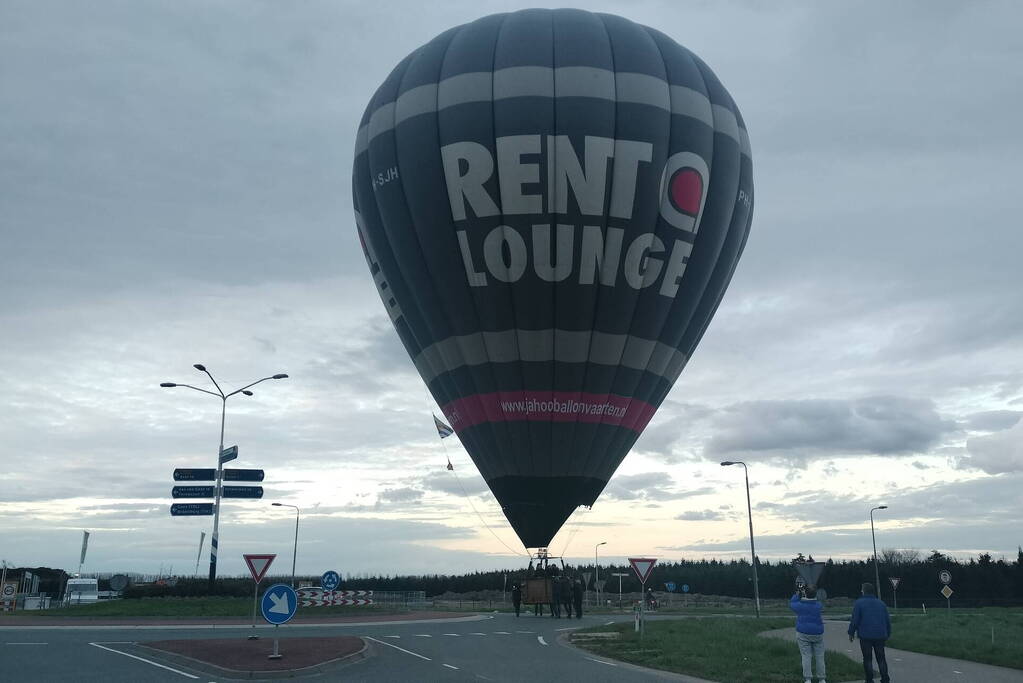 Luchtballon maakt noodlanding op rotonde
