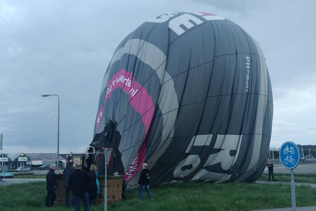 Luchtballon maakt noodlanding op rotonde
