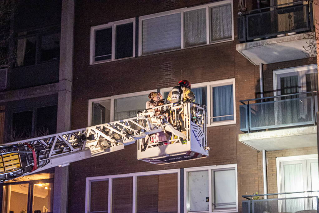 Gezin uit woning gered door brandweer