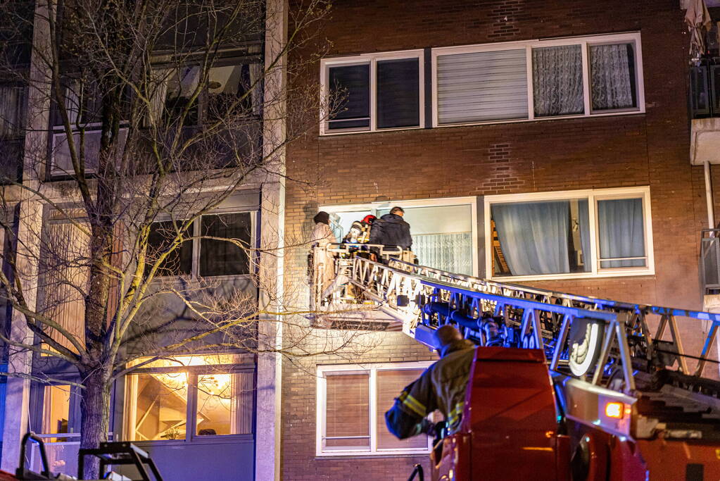 Gezin uit woning gered door brandweer