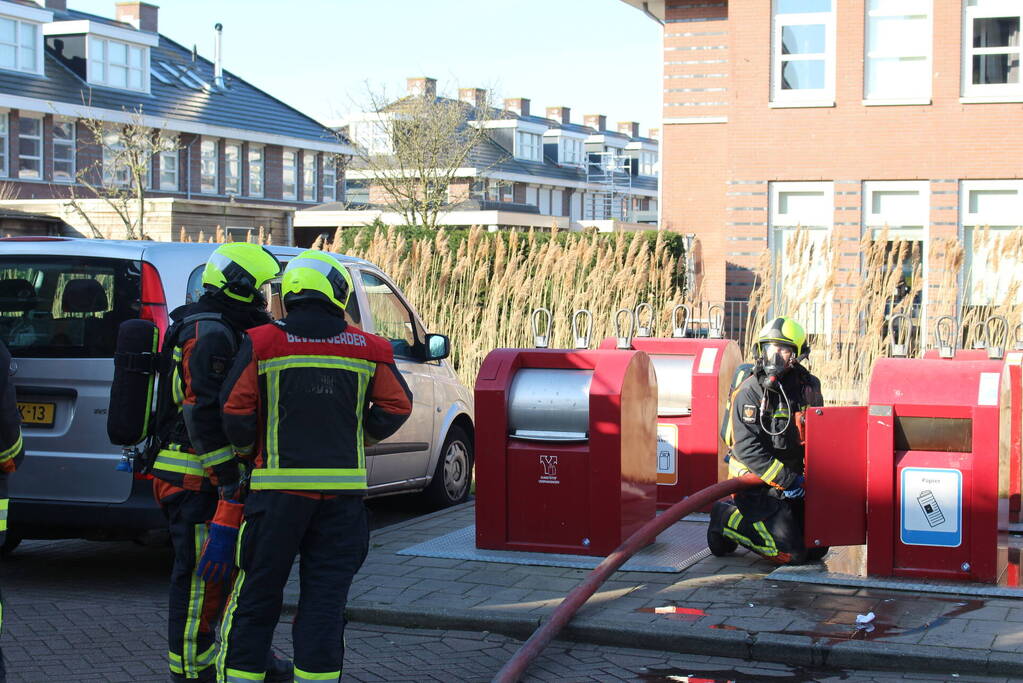 Brand in ondergrondse papiercontainer
