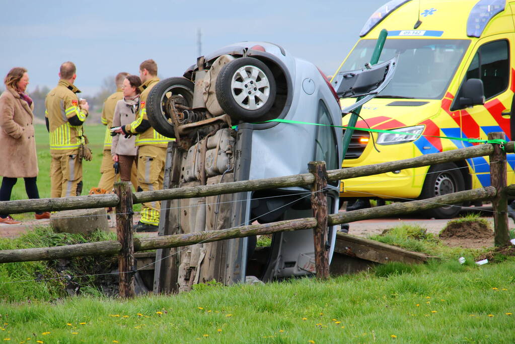 Automobilist belandt rechtop in sloot, link met eerdere steekpartij