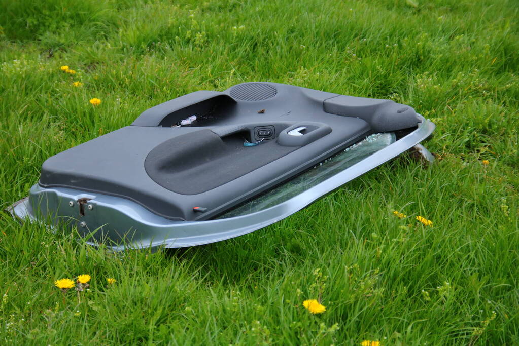 Automobilist belandt rechtop in sloot, link met eerdere steekpartij