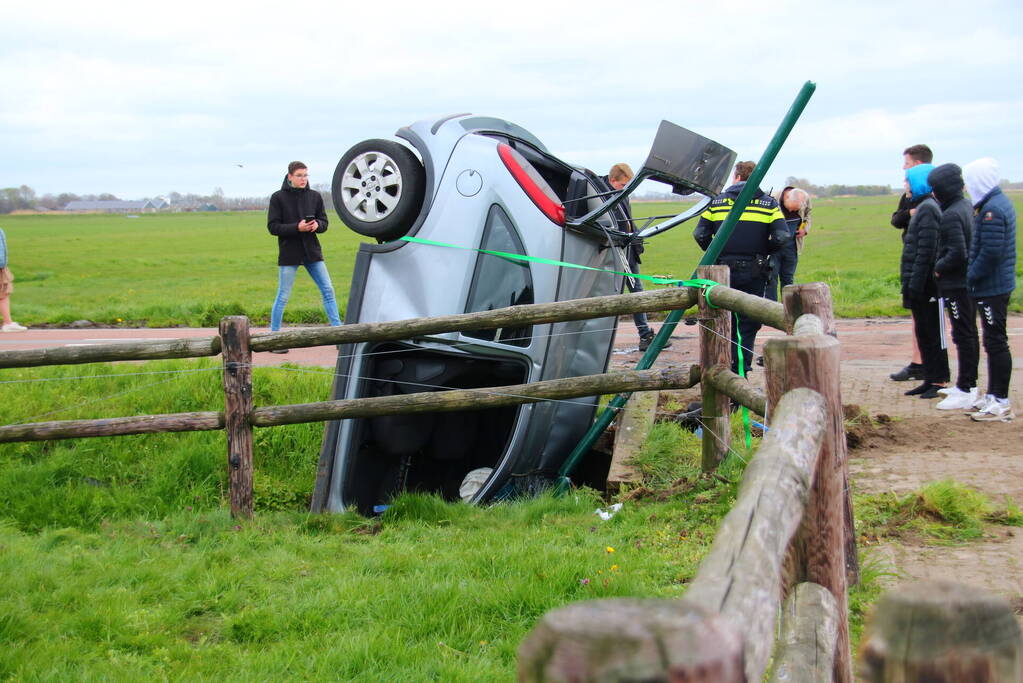 Automobilist belandt rechtop in sloot, link met eerdere steekpartij