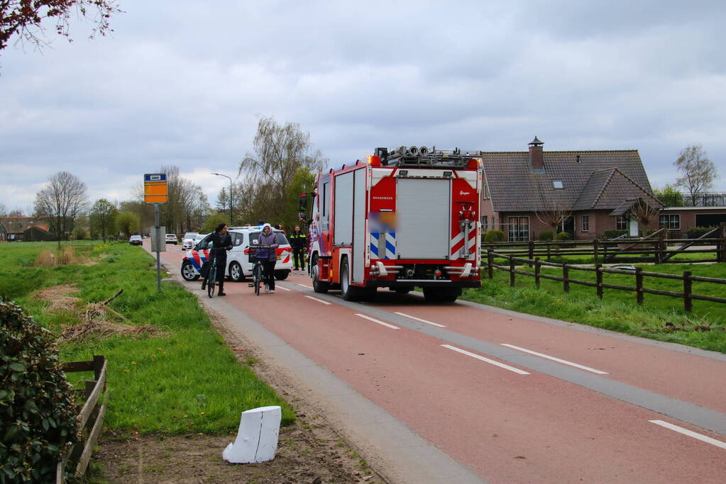 Automobilist belandt rechtop in sloot, link met eerdere steekpartij