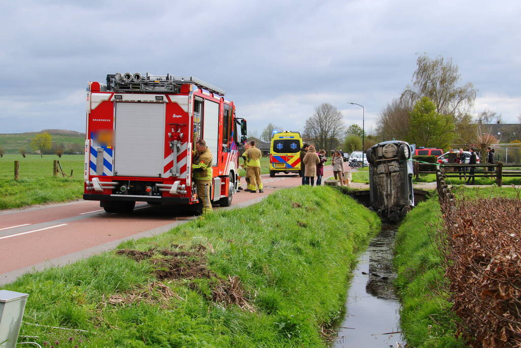 Automobilist belandt rechtop in sloot, link met eerdere steekpartij