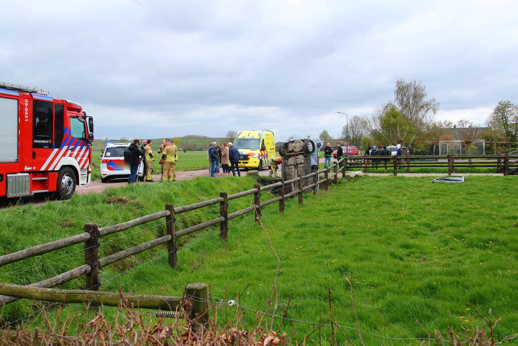 Automobilist belandt rechtop in sloot, link met eerdere steekpartij