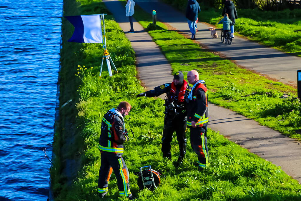 Zoekactie in water na gevonden scootmobiel onder de brug