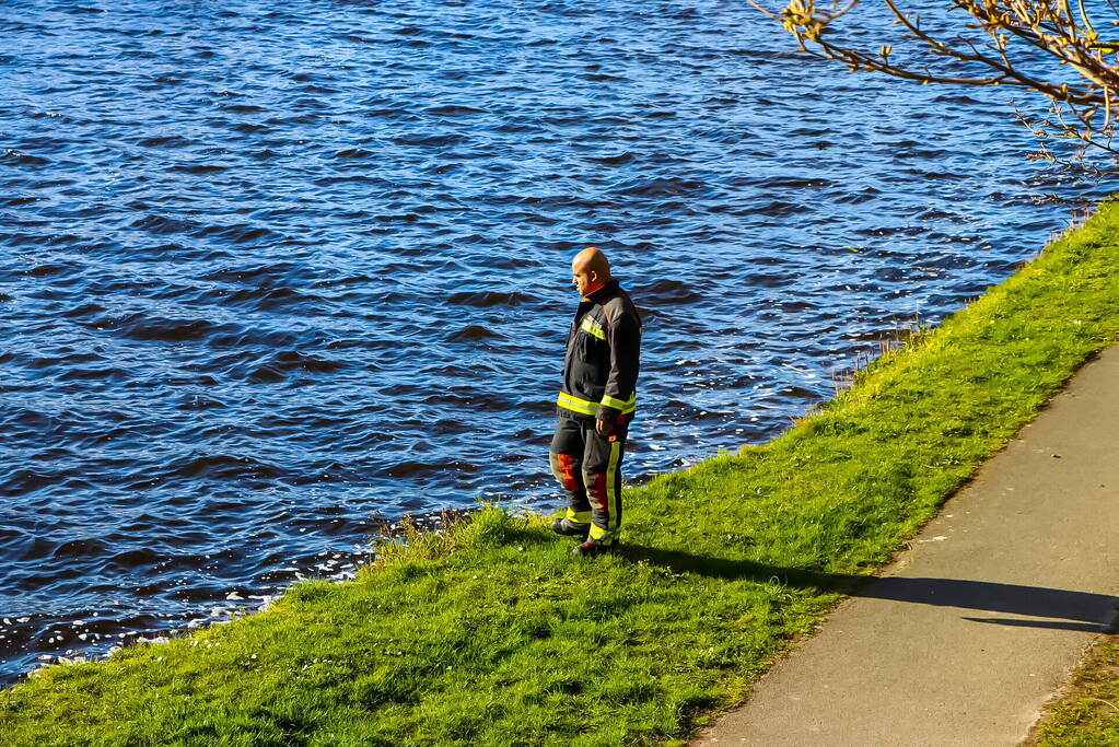 Zoekactie in water na gevonden scootmobiel onder de brug