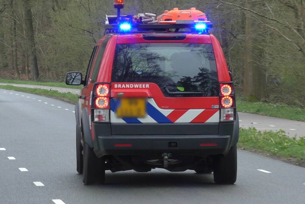 Mountainbiker komt hard ten val in bosgebied