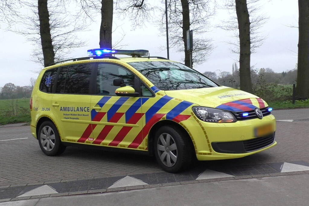 Mountainbiker komt hard ten val in bosgebied