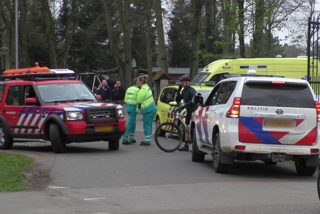 Mountainbiker komt hard ten val in bosgebied