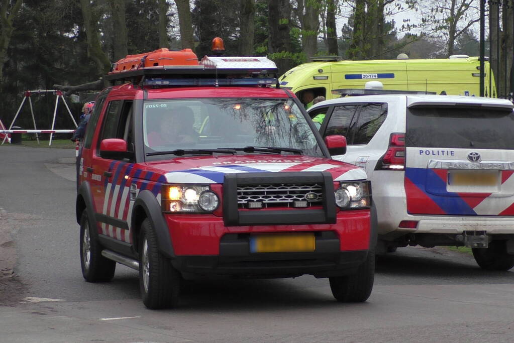 Mountainbiker komt hard ten val in bosgebied