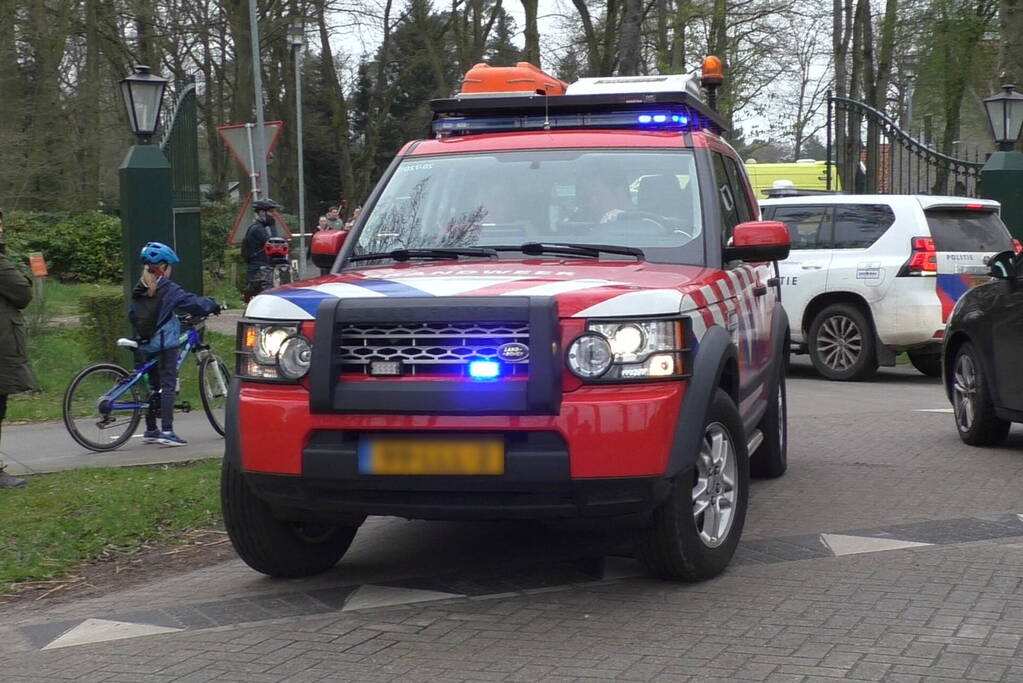 Mountainbiker komt hard ten val in bosgebied