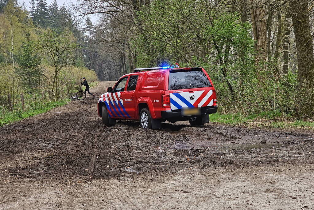 Brandweer ingezet voor gewonde mountainbiker in bosgebied