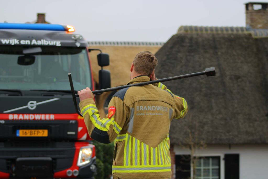 Brand in woning met rietendak