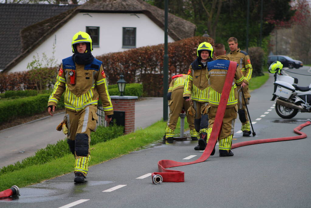 Brand in woning met rietendak