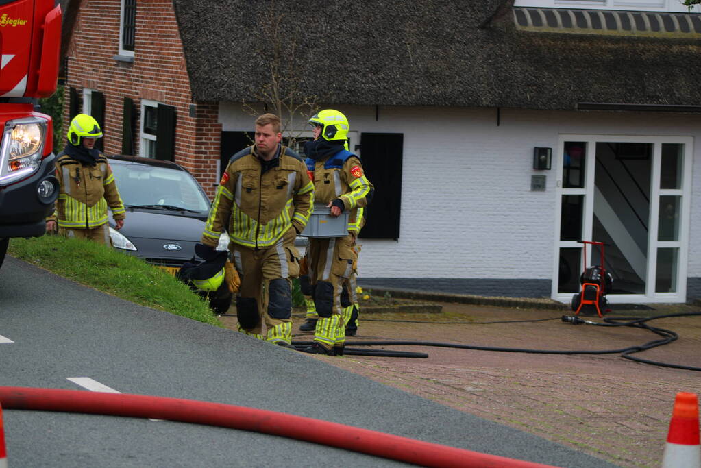 Brand in woning met rietendak