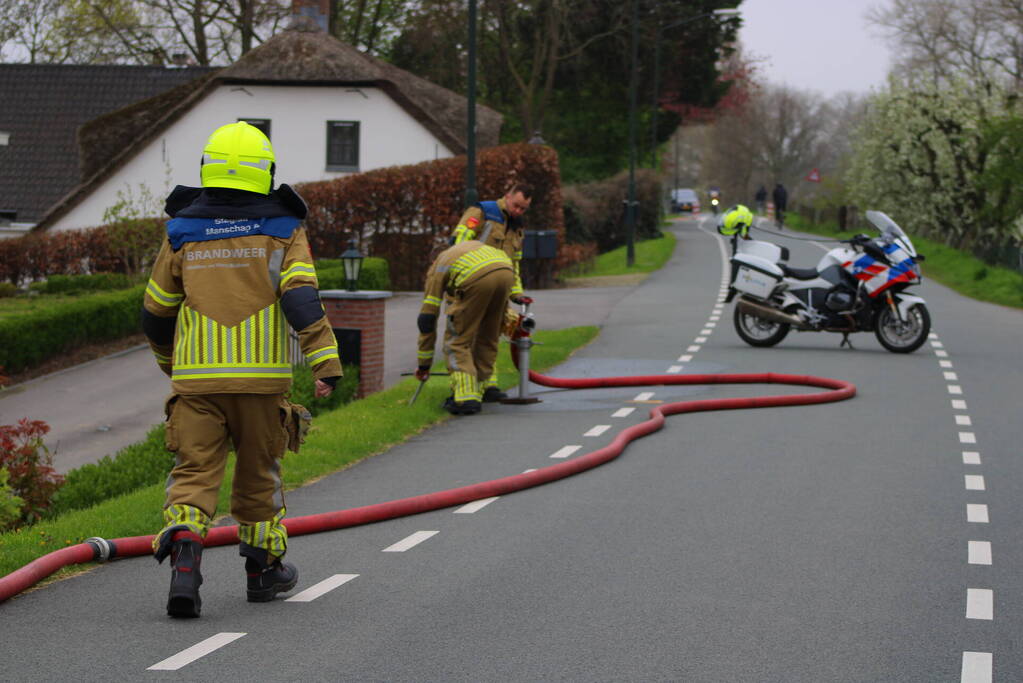 Brand in woning met rietendak
