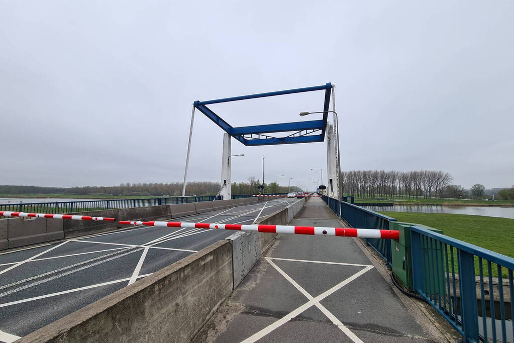 Verkeershinder door storing in brug