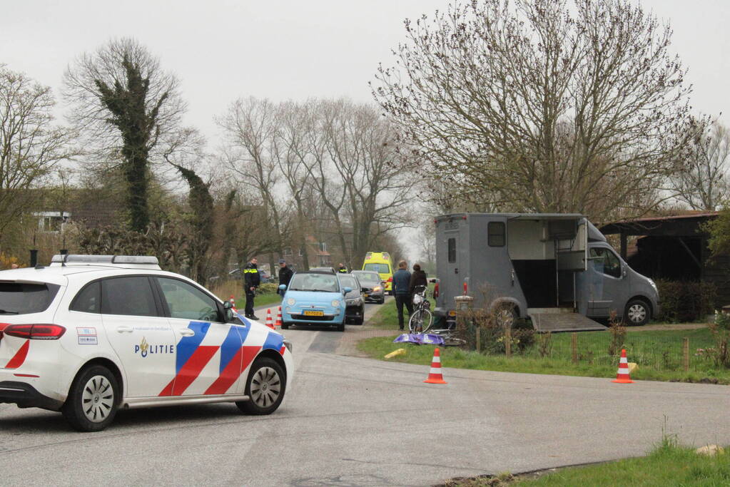 Fietser in botsing met auto, traumahelikopter ingezet