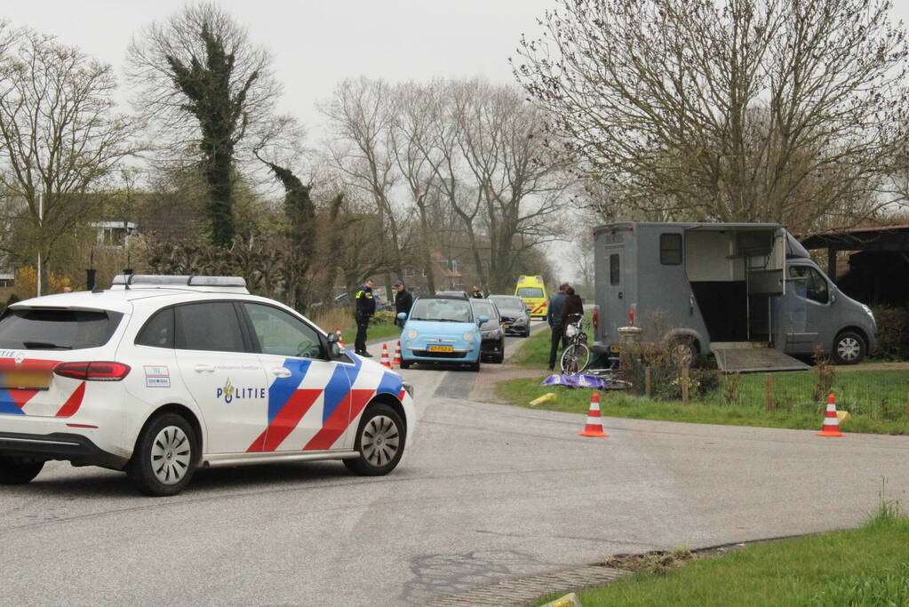 Fietser in botsing met auto, traumahelikopter ingezet