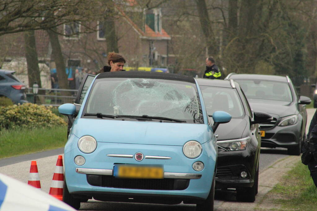 Fietser in botsing met auto, traumahelikopter ingezet