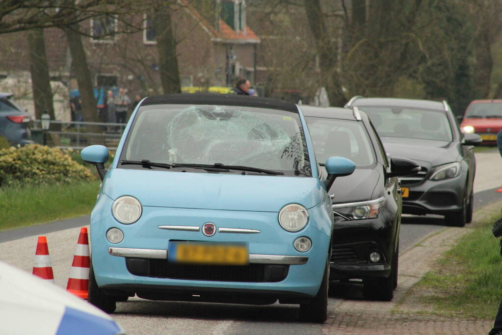Fietser in botsing met auto, traumahelikopter ingezet