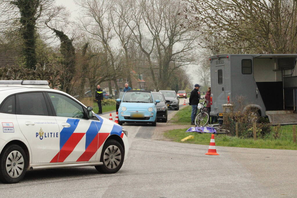 Fietser in botsing met auto, traumahelikopter ingezet