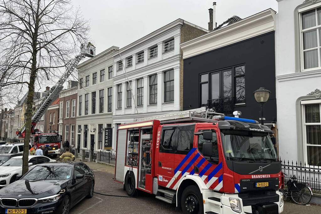 Brand in schoorsteen van woning