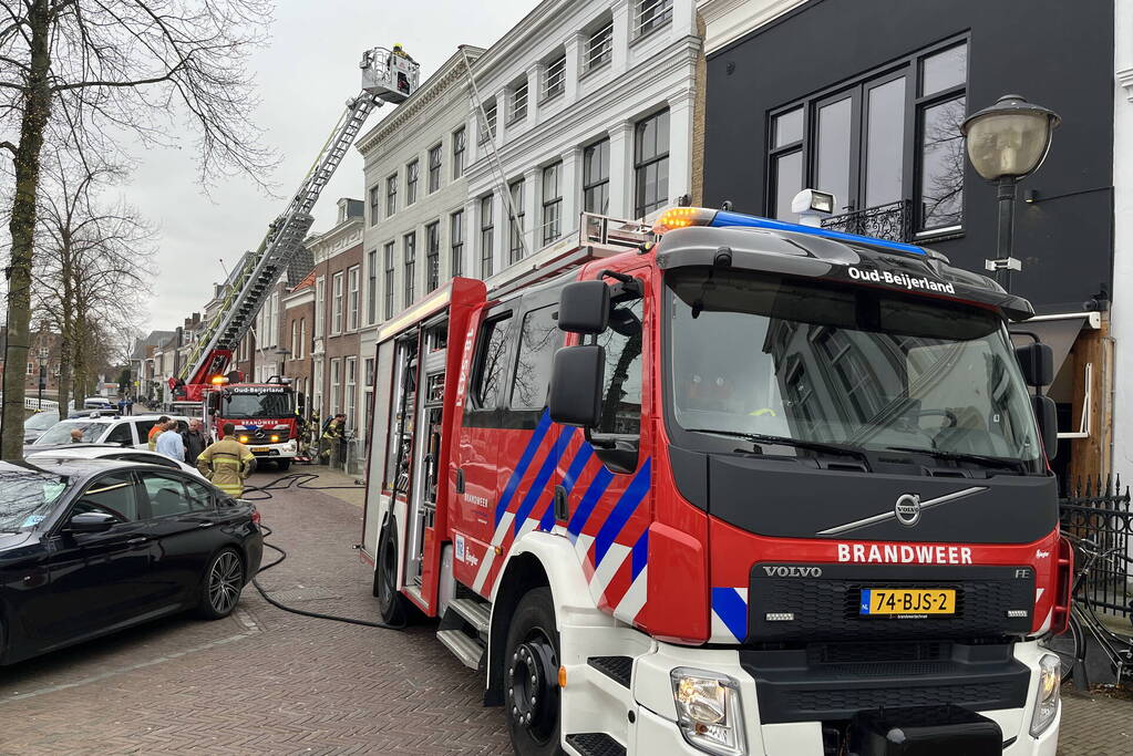 Brand in schoorsteen van woning