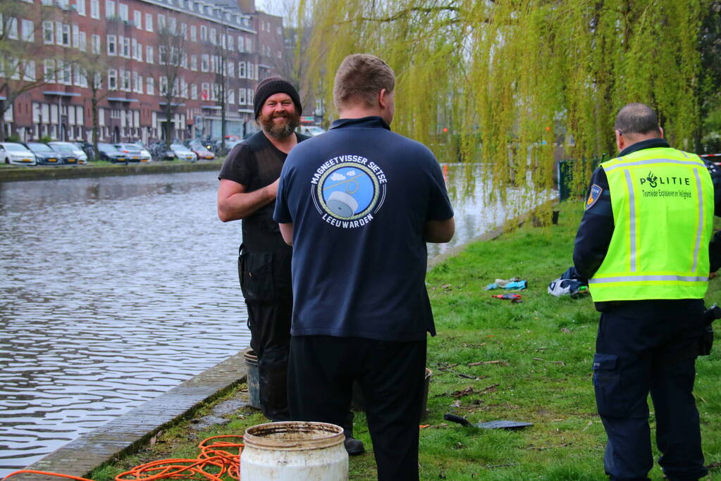 Handgranaat gevonden tijdens magneetvissen