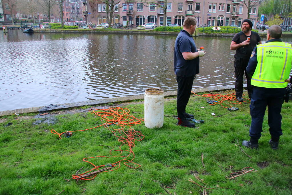 Handgranaat gevonden tijdens magneetvissen