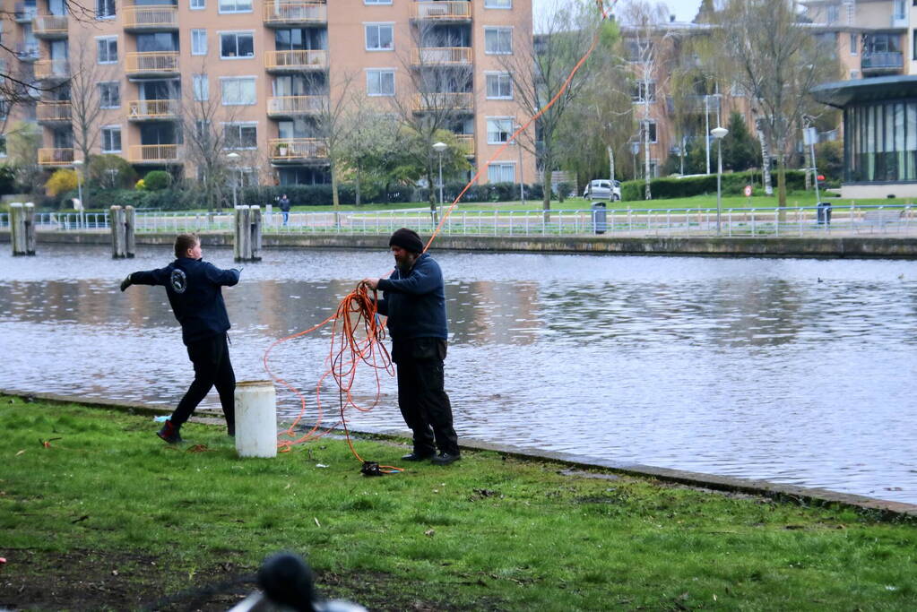 Handgranaat gevonden tijdens magneetvissen