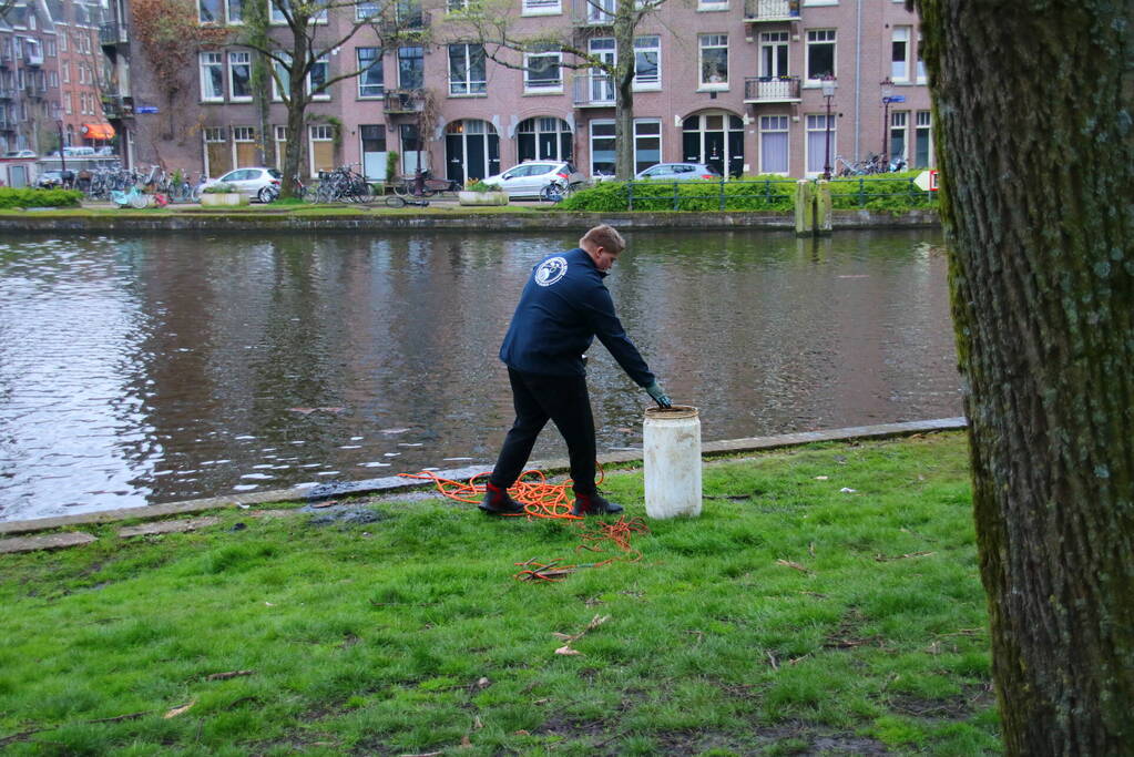 Handgranaat gevonden tijdens magneetvissen
