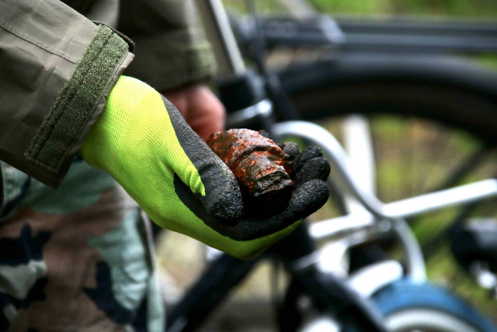 Handgranaat gevonden tijdens magneetvissen