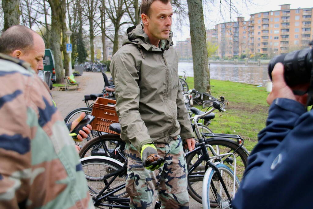 Handgranaat gevonden tijdens magneetvissen