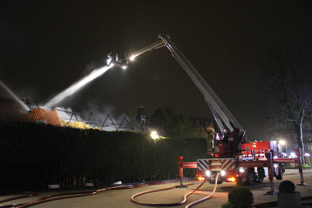Grote brand verwoest boerderij met rieten dak