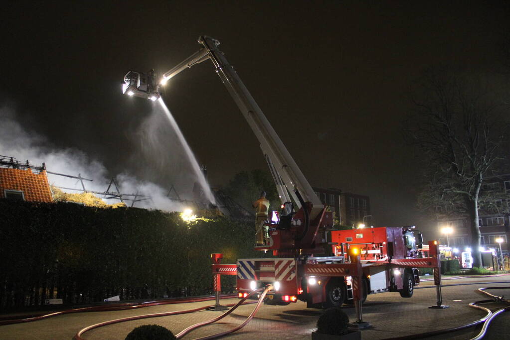 Grote brand verwoest boerderij met rieten dak